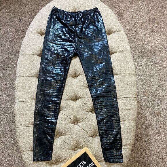 Textured  Croc  Leggings - Picture 2 of 11